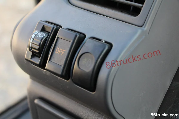 Qingling Isuzu 100P 120hp 4X2(6 wheels) 3.235m double-row flatbed light truck Cab (1) | 86Trucks