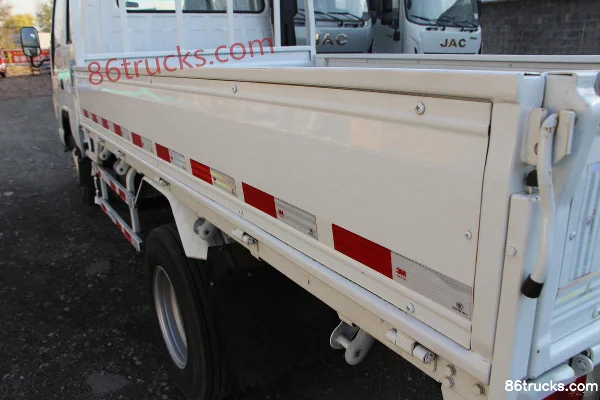 Qingling Isuzu 100P 120hp 4X2(6 wheels) 3.235m double-row flatbed light truck Body (1) | 86Trucks