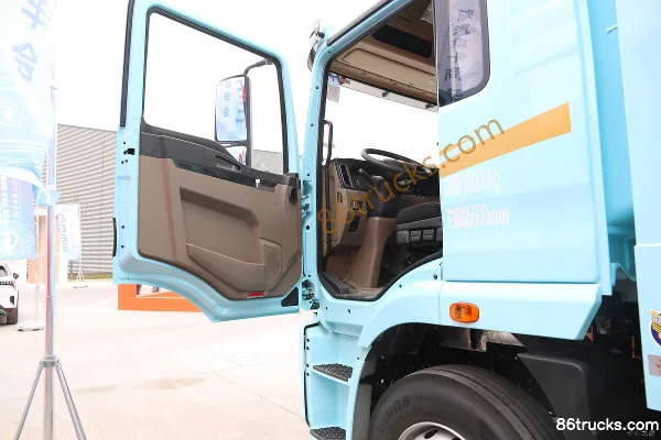 SHACMAN Cummins Longji Lightweight Flagship Edition 260 hp 4X2(6 wheels) 6.8 m Stake Truck Cab (1) | 86Trucks