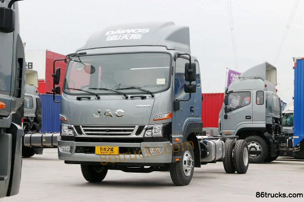 JAC Dewos V8 184 hp 4X2(6 wheels) 5.48m Sleeper Cab Stake Truck Exterior (3) | 86Trucks