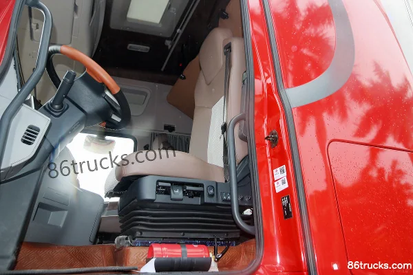 Dongfeng Commercial Vehicle Tianlong Flagship KX 465hp 8X4(12 wheels) 9.4m AMT Automatic Refrigerated Truck (China VI) Cab (3) | 86Trucks