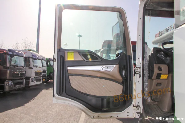 Sinotruk HOWO TX 220hp 4X2(6 wheels) 6.8m Refrigerated Truck (China VI) Cab (1) | 86Trucks