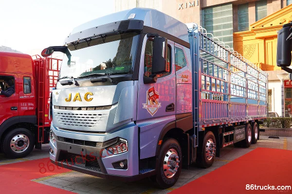 JAC Chaoyue Q7 Heavy Truck 560 hp 8X4(12 wheels) 9.4m AMT Automatic Cargo Truck with Cage Exterior (3) | 86Trucks
