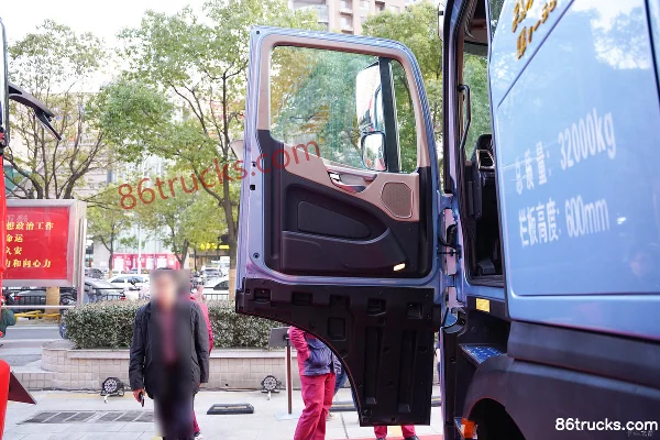 JAC Chaoyue Q7 Heavy Truck 560 hp 8X4(12 wheels) 9.4m AMT Automatic Cargo Truck with Cage Cab (2) | 86Trucks