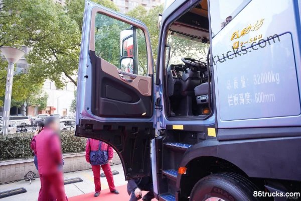 JAC Chaoyue Q7 Heavy Truck 560 hp 8X4(12 wheels) 9.4m AMT Automatic Cargo Truck with Cage Cab (1) | 86Trucks