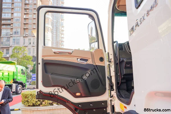 JAC Gallop A5X 240hp 4X2(6 wheels) hybrid cargo truck Interior (2) | 86Trucks
