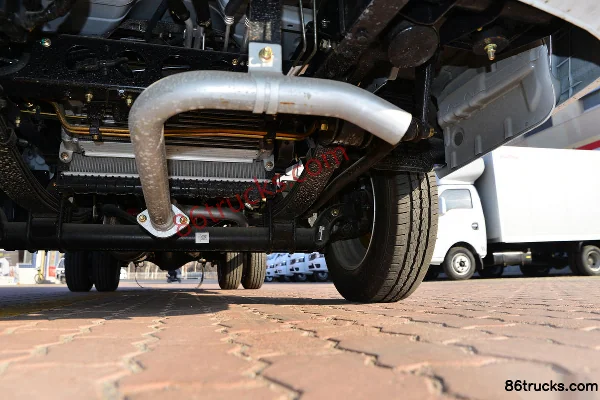 Dongfeng T5 95 hp 4X2(6 wheels) 3.4m Flammable Gas Van Truck Chassis (3) | 86Trucks