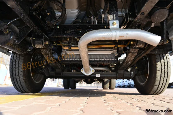 Dongfeng T5 95 hp 4X2(6 wheels) 3.4m Flammable Gas Van Truck Chassis (1) | 86Trucks