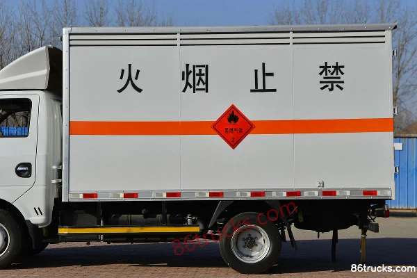 Dongfeng T5 95 hp 4X2(6 wheels) 3.4m Flammable Gas Van Truck Body (2) | 86Trucks