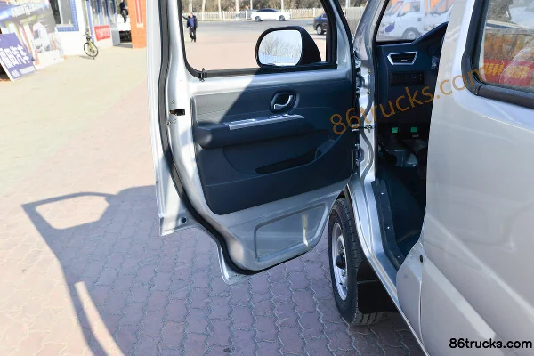 Dongfeng T3Q (formerly Xiaobawang W) 1.6L 123 hp 4X2(6 wheels) Gasoline 2.5m Double Row Flatbed Mini Truck Cab (2) | 86Trucks