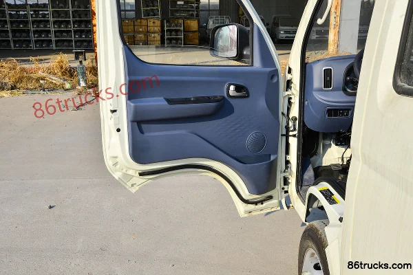 BAIC Ruixiang Boteng M3 1.6L 122 hp 4X2(6 wheels) Gasoline 2.7m Double Row Stake Micro Truck Cab (2) | 86Trucks