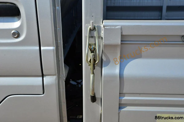 Dongfeng T3 (anciennement Xiaobawang W) 1,5 L 110 ch 4X2(6 roues) essence camion plateau monoplace 3,3 m Carrosserie (2) | 86Trucks