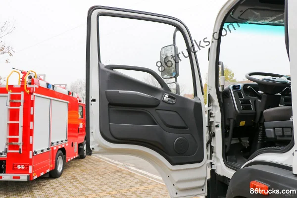 Foton Forland ES7 200hp 4X2(6 wheels) Water Sprinkler Truck (Zong'ang Brand) Cab (1) | 86Trucks