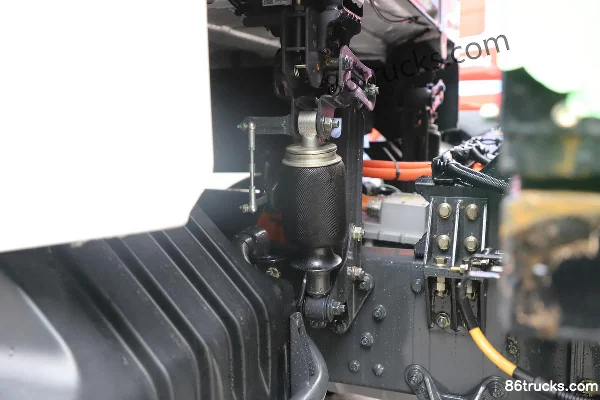 Dongfeng Liuqi Chenglong H5V 6X4(10 wheels) Swappable/Charging Pure Electric Tractor Truck 281.91kWh Chassis (1) | 86Trucks