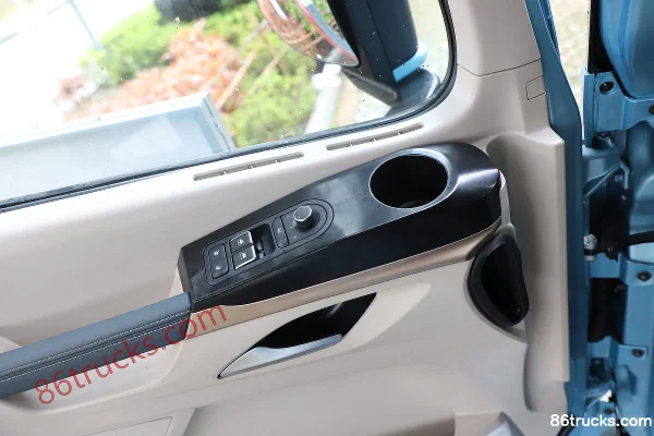 Dongfeng Liuqi Chenglong H5V 4X2(6 wheels) 6.8m Hybrid Cargo Truck 16.12kWh Interior (3) | 86Trucks
