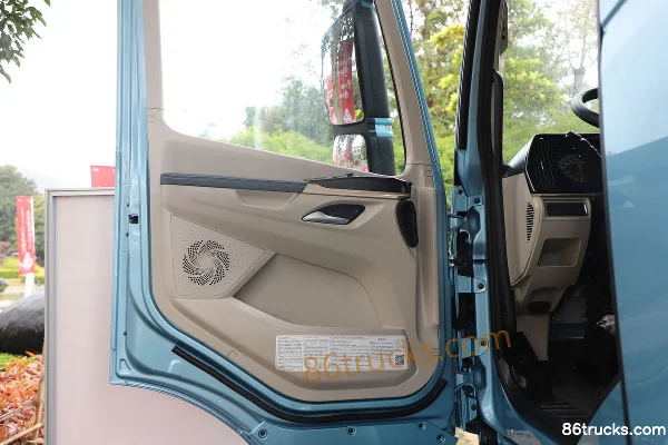 Dongfeng Liuqi Chenglong H5V 4X2(6 wheels) 6.8m Hybrid Cargo Truck 16.12kWh Interior (2) | 86Trucks