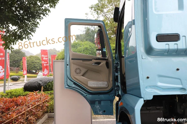 Dongfeng Liuqi Chenglong H5V 4X2(6 wheels) 6.8m Hybrid Cargo Truck 16.12kWh Interior (1) | 86Trucks