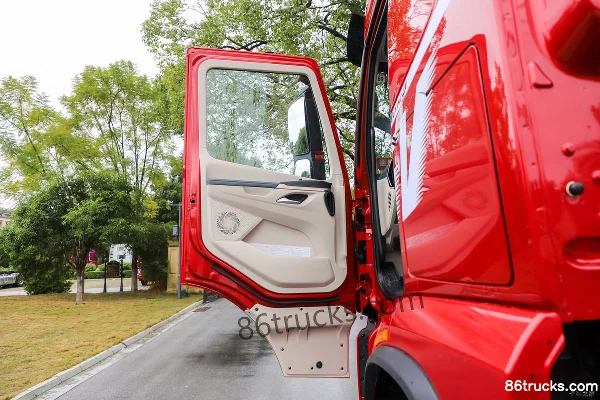 Dongfeng Liuqi Chenglong H5V 290 hp 6X2(8 wheels) 7.8 m Stake Truck (China VI) Cab (1) | 86Trucks