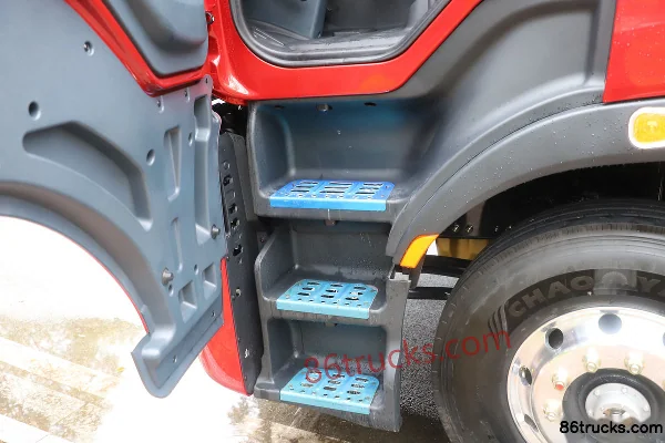 Dongfeng Chenglong H7 Heavy Truck 500hp 6X4(10 wheels) CNG Automatic Tractor Truck (Hydraulic Retarder) Cab (3) | 86Trucks