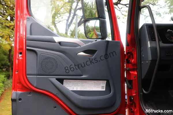 Dongfeng Chenglong H7 Heavy Truck 500hp 6X4(10 wheels) CNG Automatic Tractor Truck (Hydraulic Retarder) Cab (2) | 86Trucks