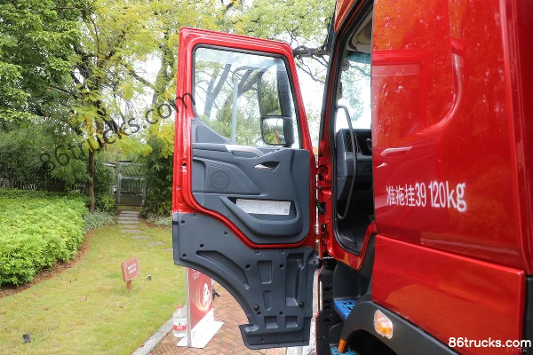 Dongfeng Chenglong H7 Heavy Truck 500hp 6X4(10 wheels) CNG Automatic Tractor Truck (Hydraulic Retarder) Cab (1) | 86Trucks