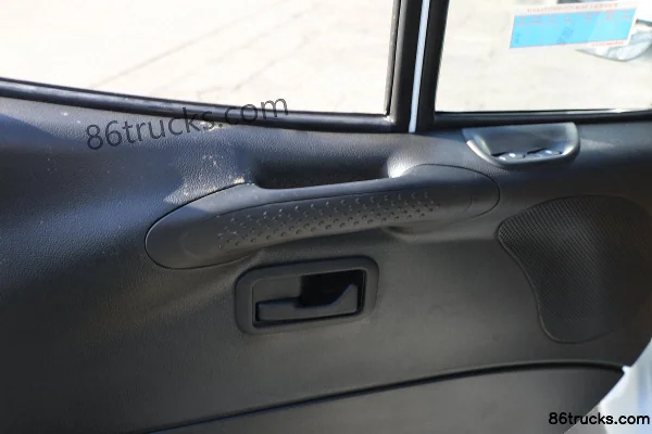 JMC Teshun 116 hp 3-Seat 2.8T Diesel Medium Roof Panel Van (China VI) Cab (3) | 86Trucks