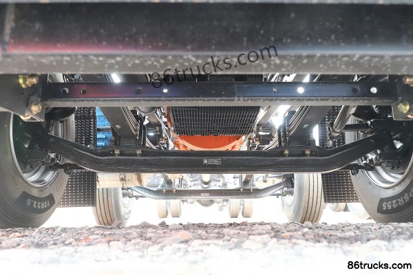 Foton Auman EST 6 Series Heavy Truck Standard Load 320hp 6X2(8 wheels) 9.6m Flatbed Cargo Truck Chassis (1) | 86Trucks