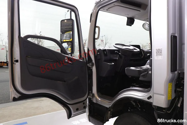 JMC Kaiyun+ Wide Body 2.5L Diesel 156hp 4X2(6 wheels) WLY 6-speed Hydraulic Brake 3.8m One-and-a-half Row Stake Truck Cab (1) | 86Trucks