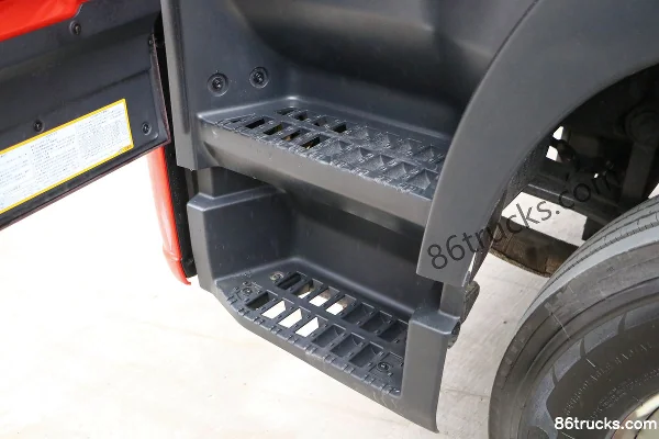 FAW Jiefang Qingdao JK6 220hp 4X2(6 wheels) 7.8m van hazardous materials truck Cab (3) | 86Trucks