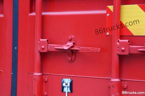 FAW Jiefang Qingdao JK6 220hp 4X2(6 wheels) 7.8m van hazardous materials truck Body (2) | 86Trucks