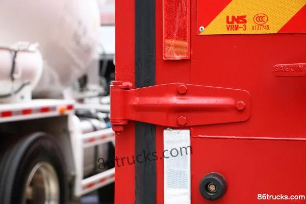FAW Jiefang Qingdao JK6 220hp 4X2(6 wheels) 7.8m van hazardous materials truck Body (1) | 86Trucks