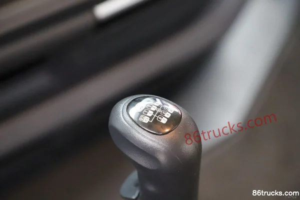 FAW Jiefang J7 heavy truck 660hp 6X4(10 wheels) tractor truck (China VI) Cab (3) | 86Trucks