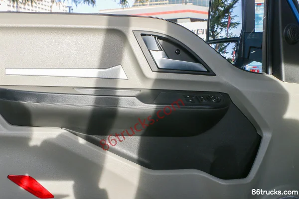 Sinotruk HOWO Zhixiang 4.5T 3.95m Single-row Pure Electric Panel Light Truck 4X2(6 wheels) Interior (2) | 86Trucks