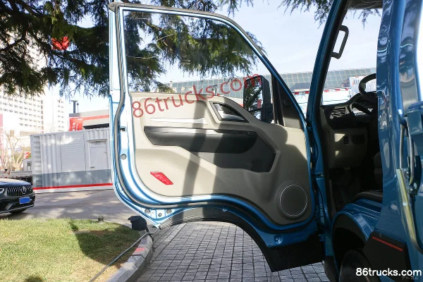 Sinotruk HOWO Zhixiang 4.5T 3.95m Single-row Pure Electric Panel Light Truck 4X2(6 wheels) Interior (1) | 86Trucks
