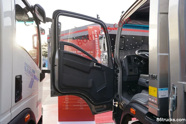 Sinotruk HOWO Hanjiang 160hp 4X2(6 wheels) 4.15m single-row flatbed truck (China VI)(Fast Gear 8-speed) Cab (1) | 86Trucks