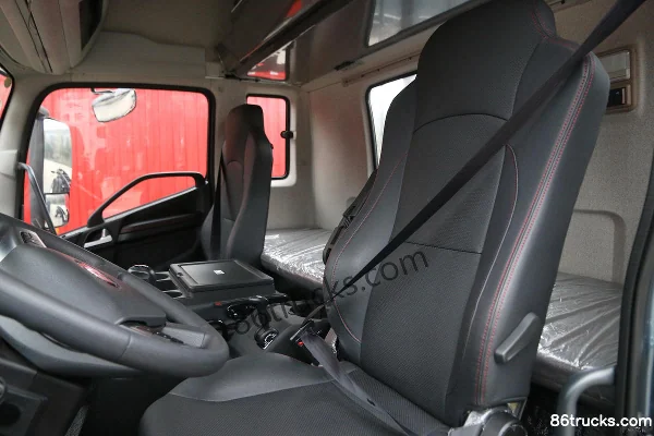 FAW Jiefang Qingdao JK6 350 ch 8X2(10 roues) 9,75 m camion porteur fourgon à ailes relevables Cabine (2) | 86Trucks