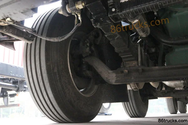 FAW Jiefang Qingdao JK6 350 ch 8X2(10 roues) 9,75 m camion porteur fourgon à ailes relevables Châssis (2) | 86Trucks