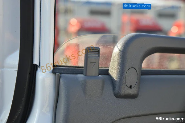 Qingling Isuzu 100P 132hp 4X2(6 wheels) 3.245m Double Row Flatbed Light Truck (China VI) Cab (3) | 86Trucks