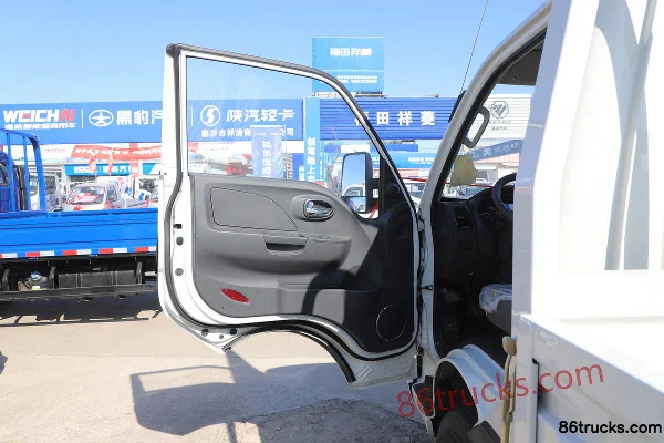 JAC Kaida X7 121 hp 4X2(6 wheels) 4m single-row side panel light truck Cab (1) | 86Trucks
