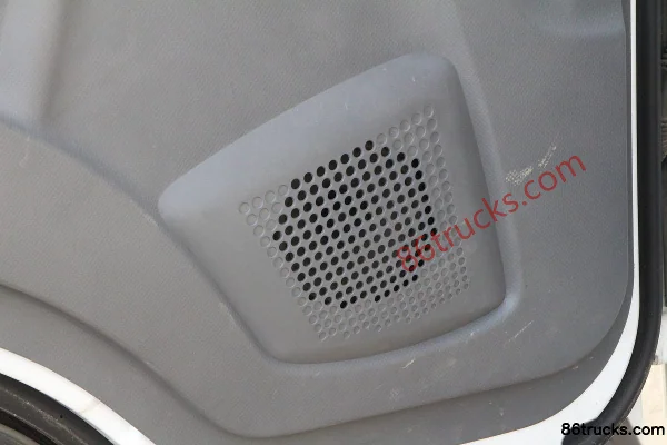Qingling Isuzu KV100 120 hp 4X2(6 wheels) 4.13m single-row van light truck Cab (3) | 86Trucks
