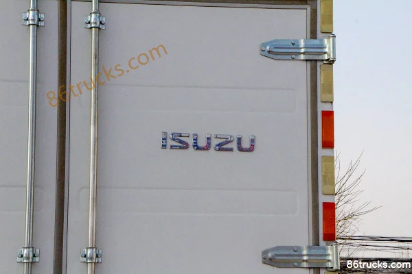 Qingling Isuzu KV100 120 hp 4X2(6 wheels) 4.13m single-row van light truck Body (2) | 86Trucks