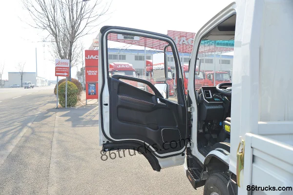 JAC Shuailing S6 151 hp 4X2(6 wheels) 4.18m Single Row Flatbed Light Truck (China VI) Cab (1) | 86Trucks