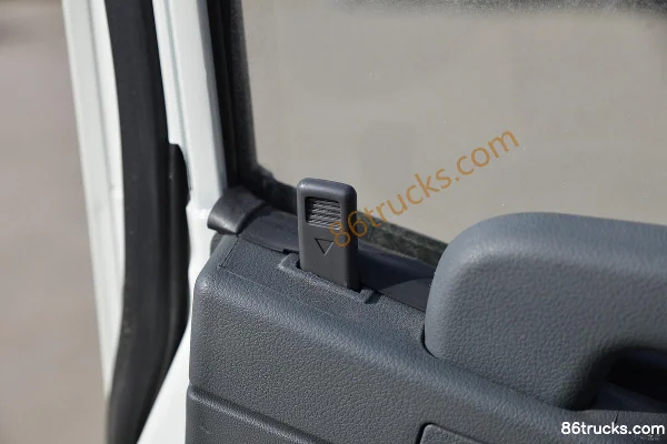 Dongfeng W16 1.6L gasoline 123hp 4X2(6 wheels) Mengwo 5-speed 3.78m semi-row box van micro truck Cab (3) | 86Trucks