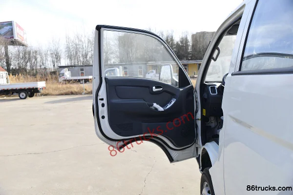 Dongfeng Xiaobawang W17 2.0L 133hp 4X2(6 wheels) Gasoline 2.95m Double Row Flatbed Light Truck (Wide Track) Cab (1) | 86Trucks