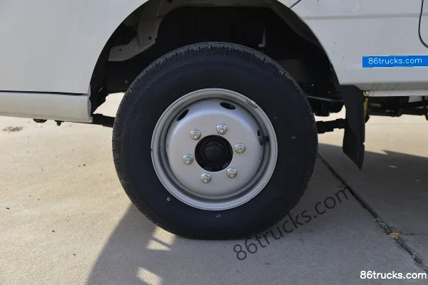 Dongfeng Xiaobawang W17 2.0L 133hp 4X2(6 wheels) Gasoline 2.95m Double Row Flatbed Light Truck (Wide Track) Chassis (1) | 86Trucks