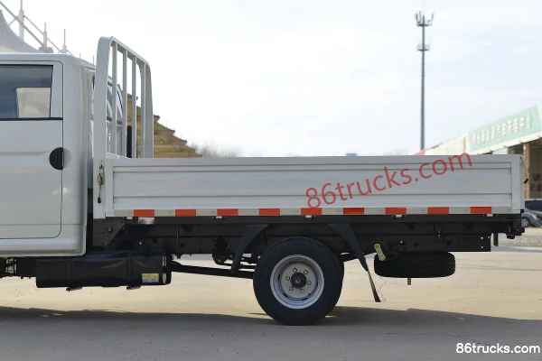 Dongfeng Xiaobawang W17 2.0L 133hp 4X2(6 wheels) Gasoline 2.95m Double Row Flatbed Light Truck (Wide Track) Body (1) | 86Trucks