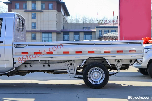 Wuling Rongguang New Card Basic 2L 136ch 4X2(6 roues) Essence 3.69m simple rangée camion plateau micro Carrosserie (2) | 86Trucks