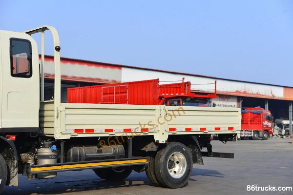 FAW Jiefang J6F 130 hp 4X2(6 wheels) 3.82m Single Row Flatbed Light Truck Body (1) | 86Trucks