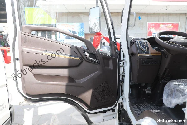 JMC Kaiwei Wide Body 160 hp 4X2(6 wheels) 4.2m Single Row Stake Truck (China VI) Cab (2) | 86Trucks