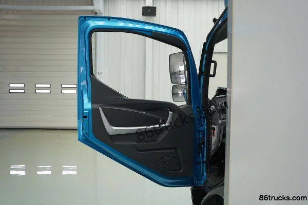 Feidi W5 160hp 4X2(6 wheels) 4.085m refrigerated truck (6-speed) Cab (2) | 86Trucks